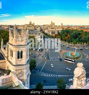 Toller Panoramablick auf die Stadt Madrid im urbanen Zentrum mit Gebäuden im neoklassizistischen Stil, Spanien Stockfoto