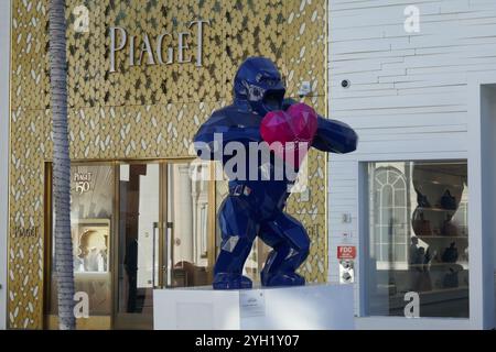 Beverly Hills, Kalifornien, USA 8. November 2024 Wild Kong Gorilla Art Sculpture von Richard Orlinski auf dem Rodeo Drive am 8. November 2024 in Beverly Hills, Kalifornien, USA. Foto: Barry King/Alamy Stock Photo Stockfoto