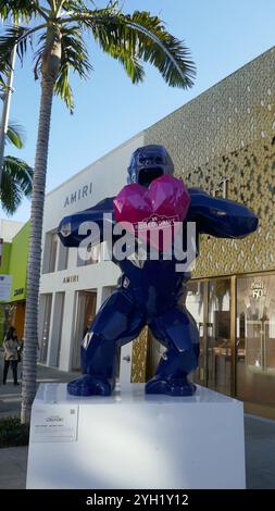 Beverly Hills, Kalifornien, USA 8. November 2024 Wild Kong Gorilla Art Sculpture von Richard Orlinski auf dem Rodeo Drive am 8. November 2024 in Beverly Hills, Kalifornien, USA. Foto: Barry King/Alamy Stock Photo Stockfoto