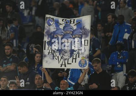 Rom, Italien. November 2024. Porto-Fan beim Spiel der Serie UEFA Europa League zwischen SS Lazio und FC Porto im Olimpic Stadium am 07. november 2024 in Roma (Foto: Agostino Gemito/Pacific Press) Credit: Pacific Press Media Production Corp./Alamy Live News Stockfoto