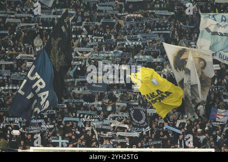 Rom, Italien. November 2024. Die Lazio-Kurve während des Spiels der Serie UEFA Europa League zwischen SS Lazio und FC Porto im Olimpic Stadium am 07. november 2024 in Roma (Foto: © Agostino Gemito/Pacific Press via ZUMA Press Wire) NUR REDAKTIONELLE VERWENDUNG! Nicht für kommerzielle ZWECKE! Stockfoto