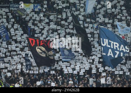 Rom, Italien. November 2024. Die Lazio-Kurve während des Spiels der Serie UEFA Europa League zwischen SS Lazio und FC Porto im Olimpic Stadium am 07. november 2024 in Roma (Foto: © Agostino Gemito/Pacific Press via ZUMA Press Wire) NUR REDAKTIONELLE VERWENDUNG! Nicht für kommerzielle ZWECKE! Stockfoto