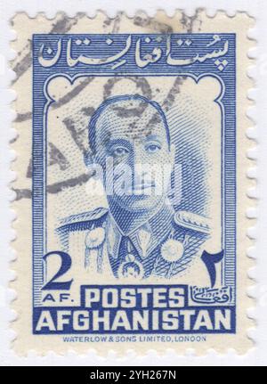 AFGHANISTAN - 21. März 1951: 2 Rupien afghani Ultramarin Briefmarke mit Porträt von Mohammad Zahir Shah, dem letzten König von Afghanistan, der von 1933 bis 1973 regierte. Längster Herrscher Afghanistans seit der Gründung des Durrani-Reiches im 18. Jahrhundert. Er erweiterte die diplomatischen Beziehungen Afghanistans zu vielen Ländern, auch zu beiden Seiten des Kalten Krieges. In den 1950er Jahren begann Zahir Shah mit der Modernisierung des Landes, was in der Schaffung einer neuen Verfassung und eines konstitutionellen Monarchiesystems gipfelte Stockfoto