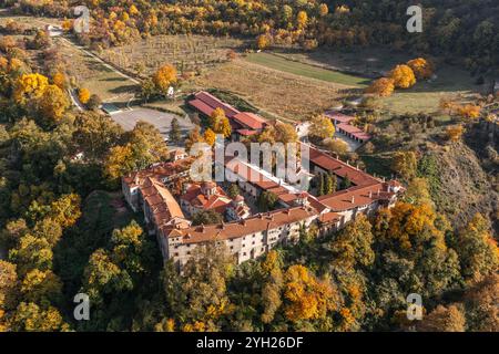 Aus der Vogelperspektive zu einem Bachkowo-Kloster „Himmelfahrt der Jungfrau Maria“, Rhodopen, Bulgarien im Herbst Stockfoto