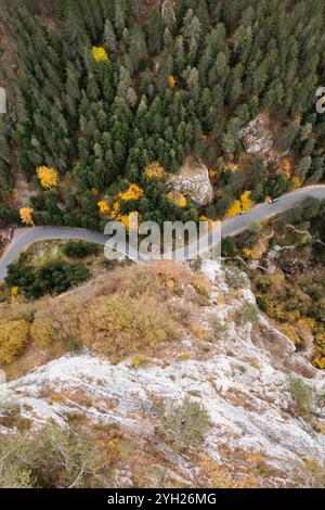 Rigrad-Schlucht eines vertikalen Marmorfelsens in den Rhodopen-Bergen im Herbst Stockfoto