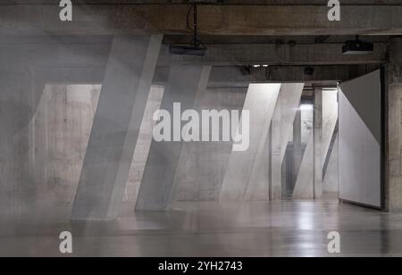 London, Großbritannien - 07. November 2023 - Blick auf Betonsäulen im Blavatnik-Gebäude der Erweiterung Tate Modern Switch House. Innenraum im Tate Modern ITS dist Stockfoto