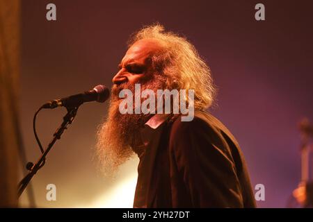 UK. November 2024. LONDON, ENGLAND – 08. NOVEMBER: Warren Ellis von Nick Cave and the Bad Seeds trat am 8. November 2024 in der O2 Arena in Greenwich auf. CAP/MAR © MAR/Capital Pictures Credit: Capital Pictures/Alamy Live News Stockfoto