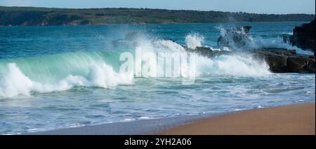 Stürzende Wellen am Bore Beach, San Remo, Victoria, Australien Stockfoto