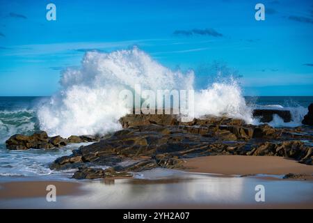 Stürzende Wellen am Bore Beach, San Remo, Victoria, Australien Stockfoto