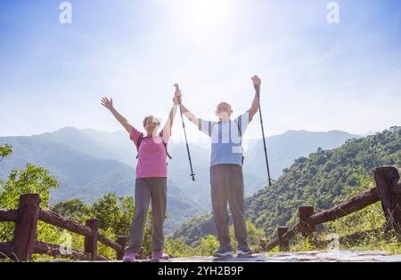 Älteres fröhliches Paar auf Bergwanderung. Pensioniertes Seniorenpaar, das einen gesunden Lebensstil und Freiheit in der Natur genießt. Stockfoto