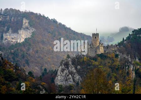 Blick auf die mittelalterliche Burgruine Neu Falkenstein auf dem Weiler St. Wolfgang in Herbstfarben. Naturpark Thal, Ramiswil, Gemeinde Balsthal of Stockfoto