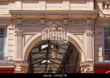 Lyon, Frankreich. Juni 2024. Fassade der Passage de l’Argue, einer überdachten Arkade im Bellecour-Viertel, die 1828 eingeweiht wurde Stockfoto