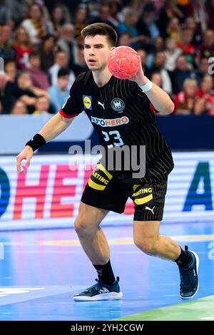 Mannheim, Deutschland. November 2024. Handball: Europameisterschaft, Deutschland - Schweiz, 2. Qualifikationsrunde, Gruppe 7, Spieltag 1, Renars Uscins (Deutschland) Credit: Marco Wolf/Wolf-sportfoto/dpa/Alamy Live News Stockfoto