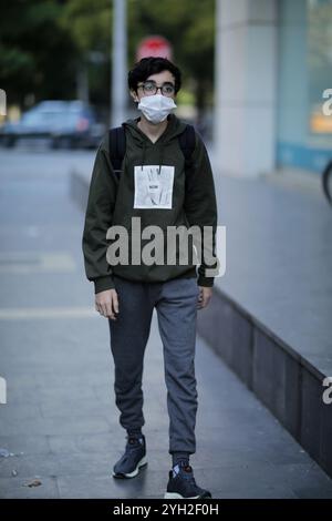 Gaziantep, Türkei. 19. November 2020. Jugendliche, die Schutzmasken tragen, laufen durch die Straßen der südtürkischen Stadt Gaziantep, bevor sie die Heimbestellungen für jüngere Menschen in Kraft treten. Während der türkische Präsident Recep Tayyip Erdogan am Dienstag Restriktionen zur Eindämmung der zunehmenden Coronavirus-Fälle in den am stärksten betroffenen Gebieten des Landes, einschließlich Istanbul und Ankara, angekündigt hatte, werden die Maßnahmen ab Freitagabend, dem 20. November, im ganzen Land in Kraft treten. Dies bedeutet, dass Personen unter 20 und über 65 Jahren nur während s ihr Zuhause verlassen dürfen Stockfoto