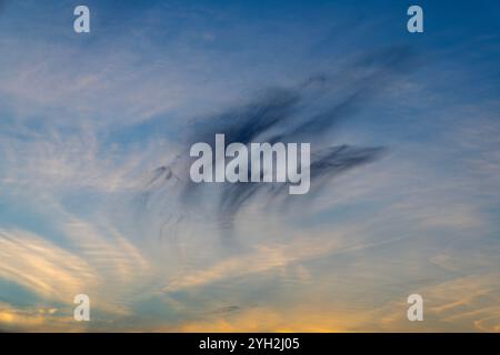 Dunkle Wolken über der Severn Mündung Stockfoto