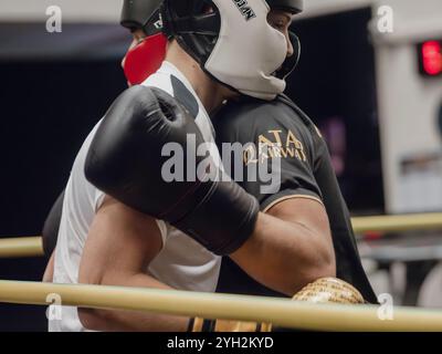 Zwei Boxer umarmen sich im Ring. Einer von ihnen trägt ein weißes Hemd mit dem Wort „Daten“ drauf Stockfoto