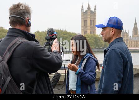 Liz Bonnin (TV Wildlife Moderator) und Hugo Tagholm (Oceana UK) werden vor dem Marsch für sauberes Wasser, London, 3. November 2024 interviewt Stockfoto