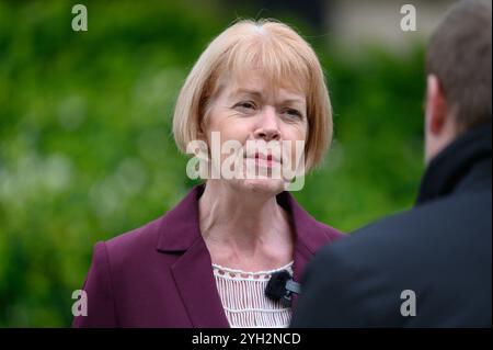 Wendy Morton Abgeordneter (Con: Aldridge-Brownhills) am College Green, Westminster, wird nach dem ersten Haushalt der Labour-Regierung am 30. Oktober interviewt Stockfoto