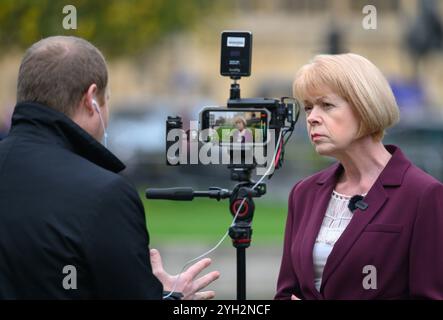 Wendy Morton Abgeordneter (Con: Aldridge-Brownhills) am College Green, Westminster, wird nach dem ersten Haushalt der Labour-Regierung am 30. Oktober interviewt Stockfoto