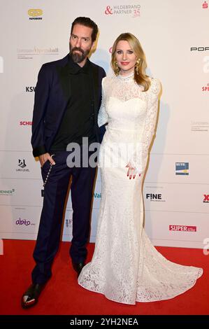 Alec Völkel mit Ehefrau Johanna Völkel beim 29. Leipziger Opernball 2024 in der Oper Leipzig. Leipzig, 08.11.2024 *** Alec Völkel mit Ehefrau Johanna Völkel beim 29 Leipziger Opernball 2024 an der Leipziger Oper Leipzig, 08 11 2024 Foto:XF.xKernx/xFuturexImagex opernball 4244 Stockfoto