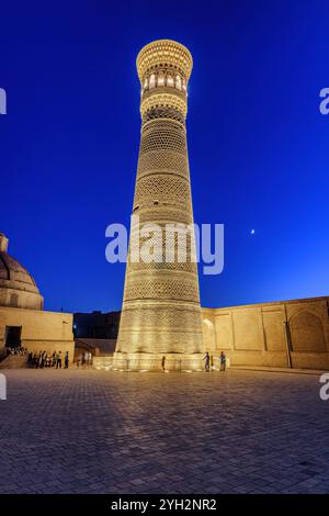 Nachtansicht auf das Kalan Minarett des Po-i-Kalan Komplexes, Buchara Stockfoto