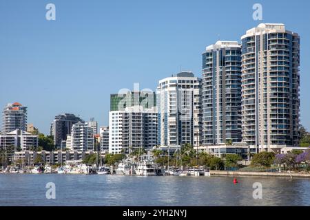 Brisbane, Queensland. Oktober 2024. Moderne Apartments am Brisbane River. Quelle: Richard Milnes/Alamy Stockfoto