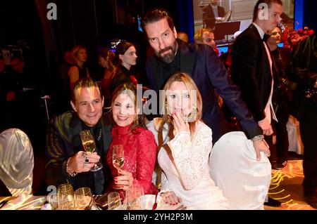 Sascha Vollmer mit Ehefrau Jennifer Vollmer und Alec Völkel mit Ehefrau Johanna Völkel beim 29. Leipziger Opernball 2024 in der Oper Leipzig. Leipzig, 08.11.2024 *** Sascha Vollmer mit Ehefrau Jennifer Vollmer und Alec Völkel mit Ehefrau Johanna Völkel beim 29 Leipziger Opernball 2024 an der Leipziger Oper Leipzig, 08 11 2024 Foto:XF.xKernx/xFuturexImagex opernball 4266 Stockfoto