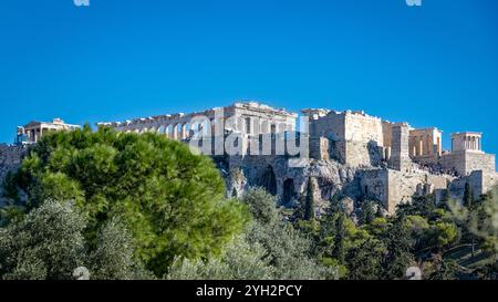 Akropolis in Athen, Griechenland. Blick auf den wunderschönen Hügel, auf dem sich die Akropolis erhebt. Die Akropolis von Athen ist die markanteste und vollständigste antike Gr Stockfoto