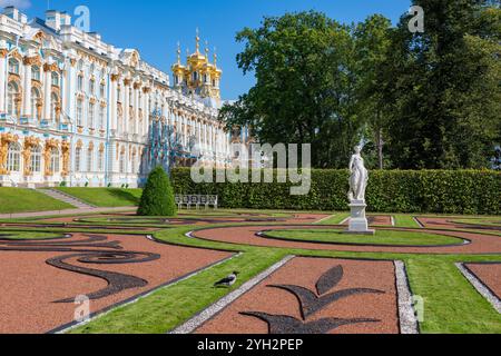 PUSCHKIN, RUSSLAND - 13. AUGUST 2024: Im Katharinenpark an einem sonnigen Augustmorgen. Tsarskoe Selo Stockfoto