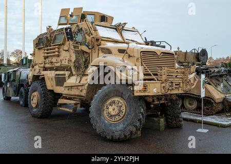 SANKT PETERSBURG, RUSSLAND - 5. NOVEMBER 2024: US-amerikanischer Panzerträger International MaxxPro Plus. Ausstellung der erfassten Ausrüstung von der Stockfoto