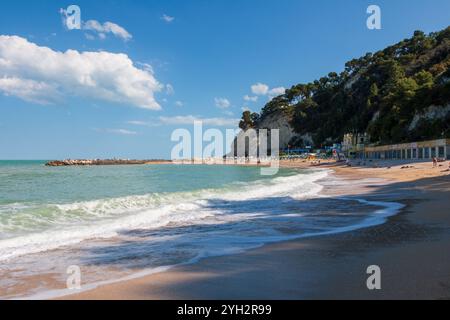 Der wunderschöne Strand von Urbani an der Küste von Conero Stockfoto