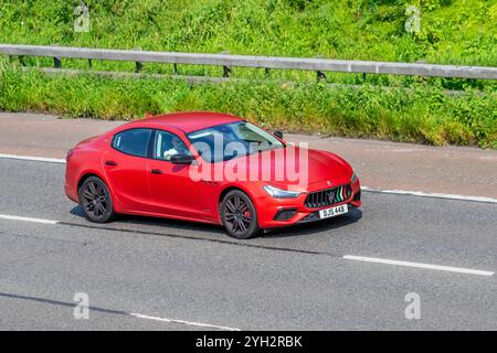 2017 Red Maserati Ghibli GranLusso, V6-Doppelaufladung, Fahrt auf der Autobahn M6, Großbritannien Stockfoto