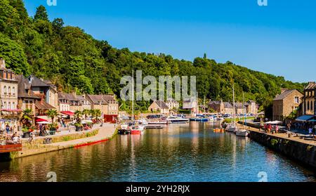 Malerischer Blick auf den Hafen von Dinan, durchquert vom Fluss Rance, Departement Cotes d'Armor, Bretagne, Frankreich Stockfoto