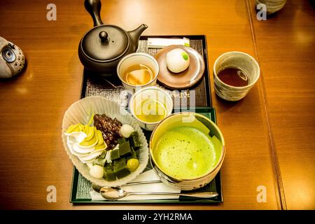 Japanische Teezeremonie Dessert-Set mit Matcha und Süßigkeiten Stockfoto