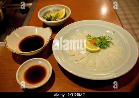 Zarter Fugu Sashimi mit dippenden Saucen Stockfoto