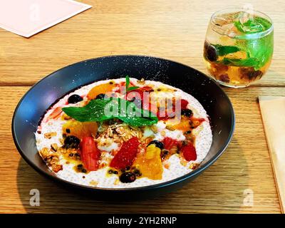 Gourmet-Obstschale mit Müsli und Minzgetränk Stockfoto