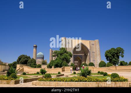 Samarkand, Usbekistan - 6. Juli 2024: Blick auf das Bibi-Khanym Mausoleum mit Portal und Garten Stockfoto