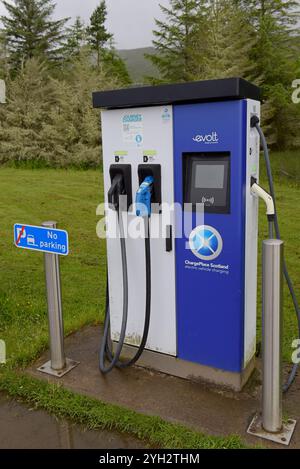 An Evolt Charge Place Scotland Elektroauto-Ladestation am Bahnhof Achnasheen, Highlands, Schottland, Juni 2024 Stockfoto