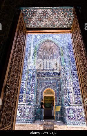 Samarkand, Usbekistan - 6. Juli 2024: Eingänge gegenüber einander in der Allee der Mausoleen Shah-i-Zinda Stockfoto