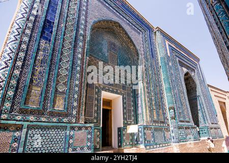 Samarkand, Usbekistan - 6. Juli 2024: Türkisfarbenes Portal in der Schah-i-Zinda Mausoleum Alley in Samarkand Stockfoto