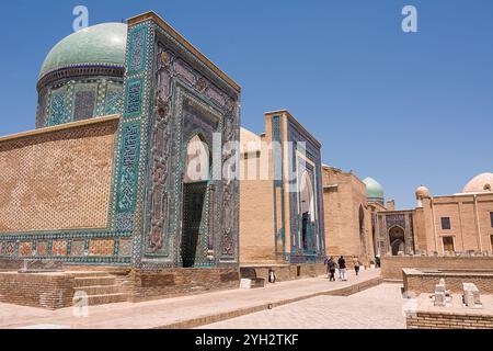 Samarkand, Usbekistan - 6. Juli 2024: Portale von Mausoleen in Shah-i-Zinda in Samarkand mit Touristen Stockfoto