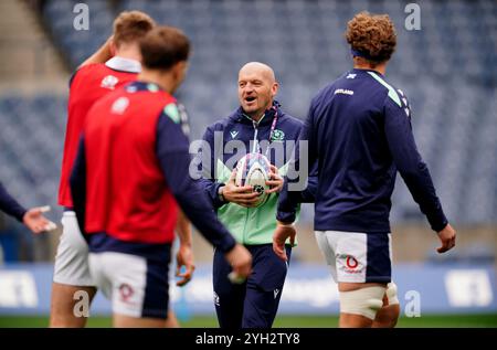 Schottischer Cheftrainer Gregor Townsend während des Mannschaftslaufs im Scottish Gas Murrayfield Stadium in Edinburgh. Bilddatum: Samstag, 9. November 2024. Stockfoto