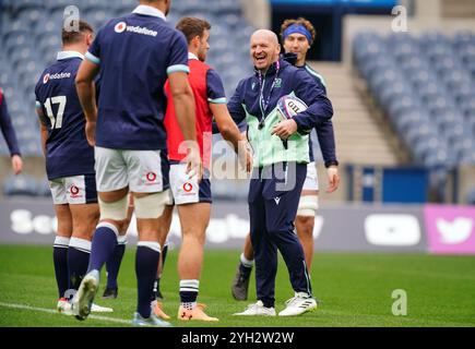 Schottischer Cheftrainer Gregor Townsend während des Mannschaftslaufs im Scottish Gas Murrayfield Stadium in Edinburgh. Bilddatum: Samstag, 9. November 2024. Stockfoto