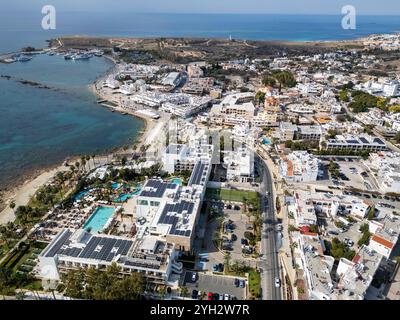 Drohnenansicht von Poseidonos Ave Paphos und Kato Paphos Touristengebiet, Paphos, Republik Zypern. Stockfoto