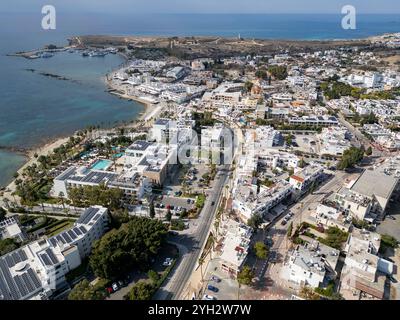 Drohnenansicht von Poseidonos Ave Paphos und Kato Paphos Touristengebiet, Paphos, Republik Zypern. Stockfoto