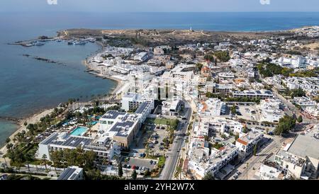 Drohnenansicht von Poseidonos Ave Paphos und Kato Paphos Touristengebiet, Paphos, Republik Zypern. Stockfoto