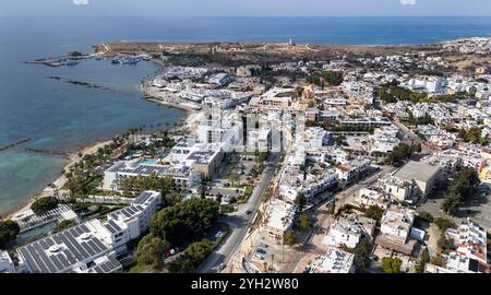 Drohnenansicht von Poseidonos Ave Paphos und Kato Paphos Touristengebiet, Paphos, Republik Zypern. Stockfoto