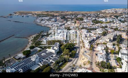 Drohnenansicht von Poseidonos Ave Paphos und Kato Paphos Touristengebiet, Paphos, Republik Zypern. Stockfoto