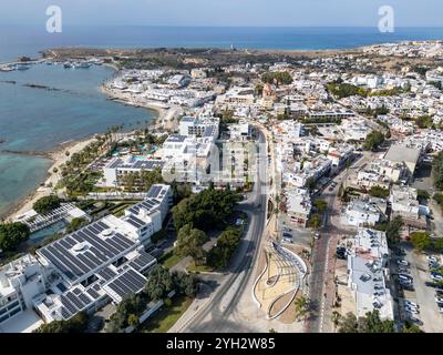 Drohnenansicht von Poseidonos Ave Paphos und Kato Paphos Touristengebiet, Paphos, Republik Zypern. Stockfoto