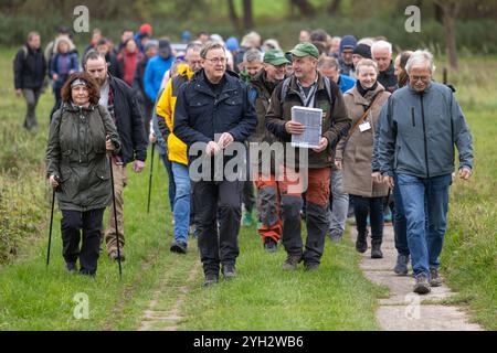 Wendehausen, Deutschland. November 2024. Bodo Ramelow (4. Von rechts, Linkspartei), amtierender Ministerpräsident Thüringens, nimmt an einer Wanderung entlang des Säulenweges auf dem Grünen Gürtel Teil. Anlässlich des 35. Jahrestages des Mauerfalls finden im Freistaat Gedenkveranstaltungen statt. Quelle: Michael Reichel/dpa/Alamy Live News Stockfoto